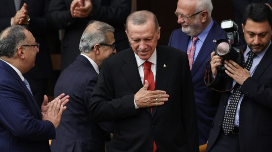 Erdogan entame son troisi&egrave;me mandat par un appel &agrave; son pays &agrave; retrouver "la paix"