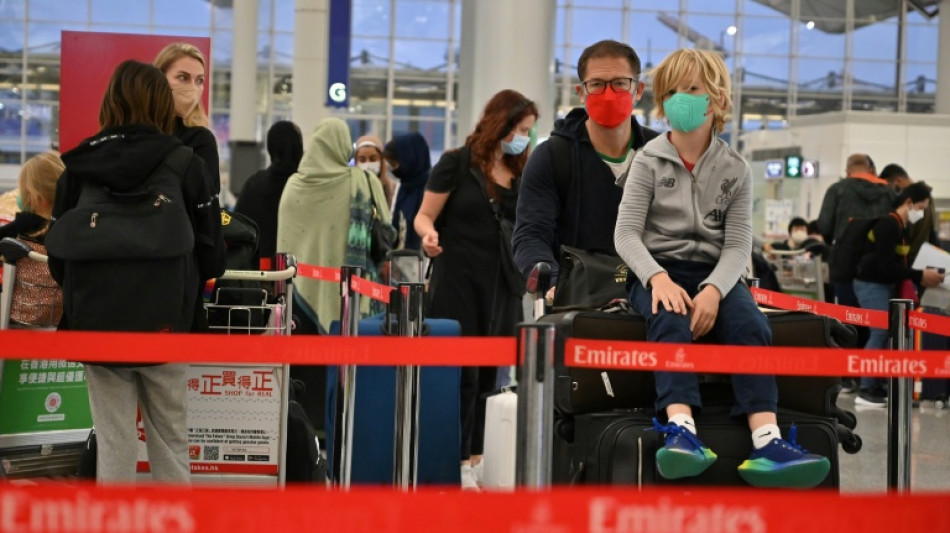 Extranjeros se unen al éxodo de Hong Kong ante restricciones por coronavirus