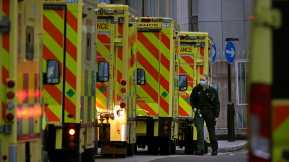 Personal de ambulancias brit&aacute;nico suma su huelga a otros sectores de la salud