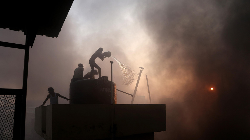 India: incendio in un hotel di Calcutta, almeno 15 morti