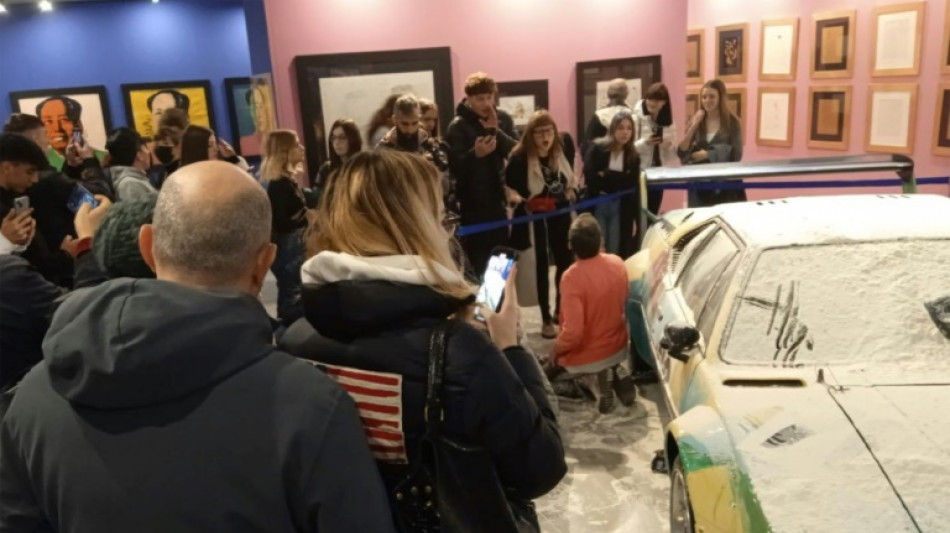 Activistas ecologistas cubren de harina una obra de Andy Warhol en Milán