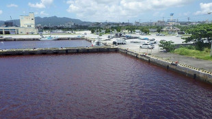 Wasser im Hafen der japanischen Insel Okinawa färbt sich blutrot