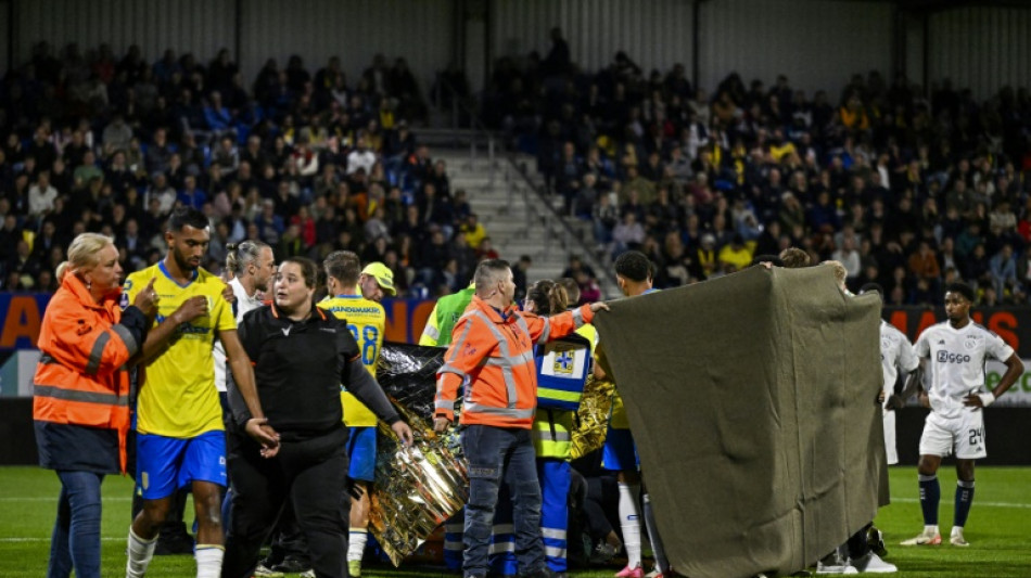 Goleiro sofre desmaio, e jogo do Ajax no Campeonato Holand&ecirc;s &eacute; suspenso