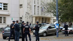 Professor é morto em ataque a faca em liceu no norte da França