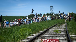 "Bassine arrière!": des milliers de manifestants s'opposent à un projet de "mégabassines" dans le Puy-de-Dôme