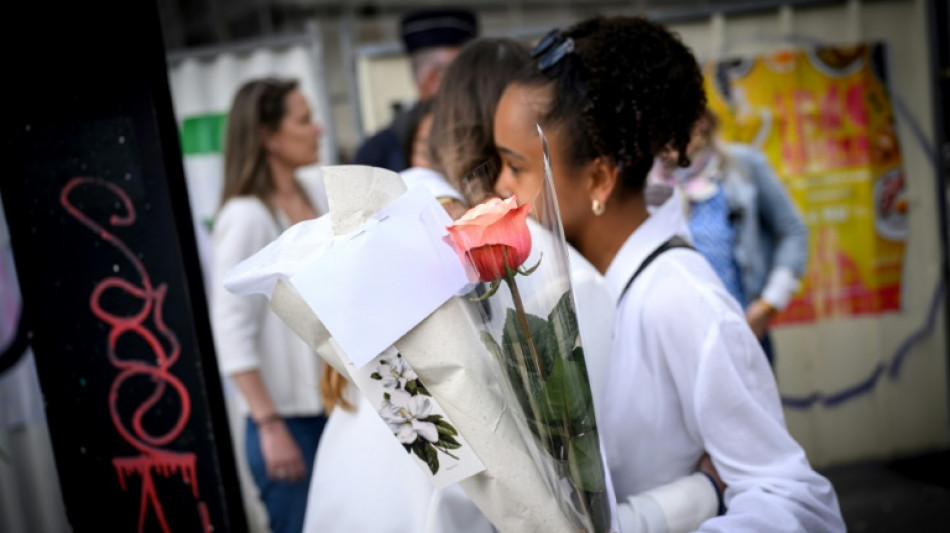 Lycéenne tuée à Nantes: les élèves, fleurs blanches à la main, rendent hommage aux victimes