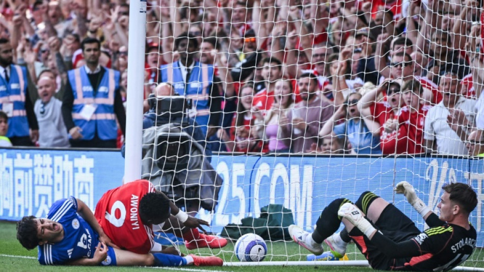 Atacante do Nottingham Forest passa por cirurgia de emerg&ecirc;ncia ap&oacute;s choque com a trave