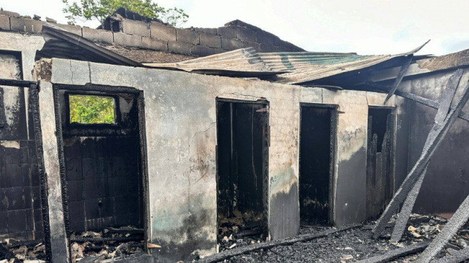 Al menos 19 jóvenes mueren en incendio en dormitorio de escuela de Guyana