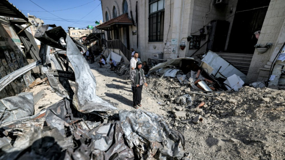 Casas destru&iacute;das, carros queimados e c&aacute;psulas de bala em Jenin