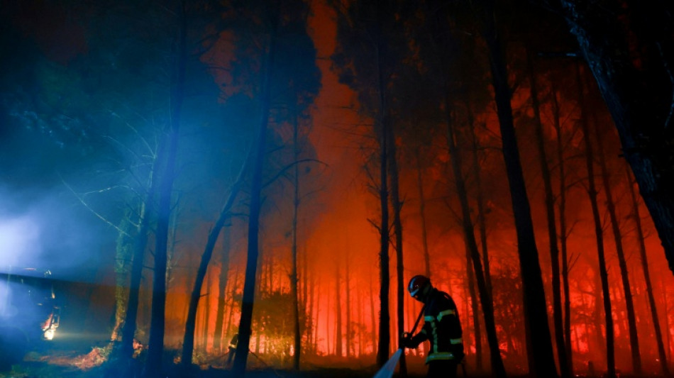 Inc&ecirc;ndios deixam um morto, dezenas de feridos e milhares de desabrigados na Europa