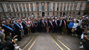Prefeitos franceses expressam rep&uacute;dio a dist&uacute;rbios 'inaceit&aacute;veis'