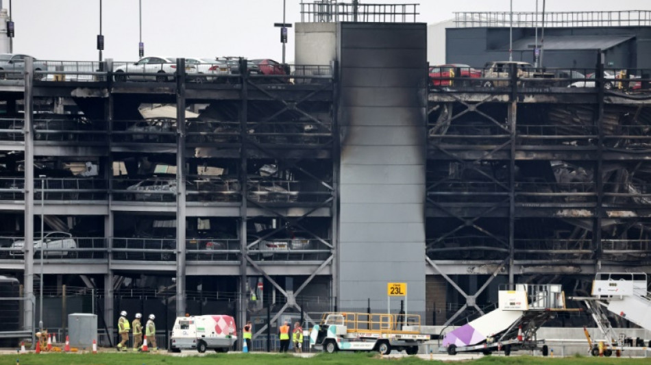 Inc&ecirc;ndio em aeroporto de Londres interrompeu tr&aacute;fego a&eacute;reo