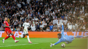 Com mais um gol de Vini, Real Madrid volta a vencer Benfica (2-1) e vai &agrave;s oitavas da Champions