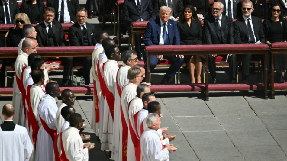 Trump publica una imagen vestido de papa y provoca cr&iacute;ticas