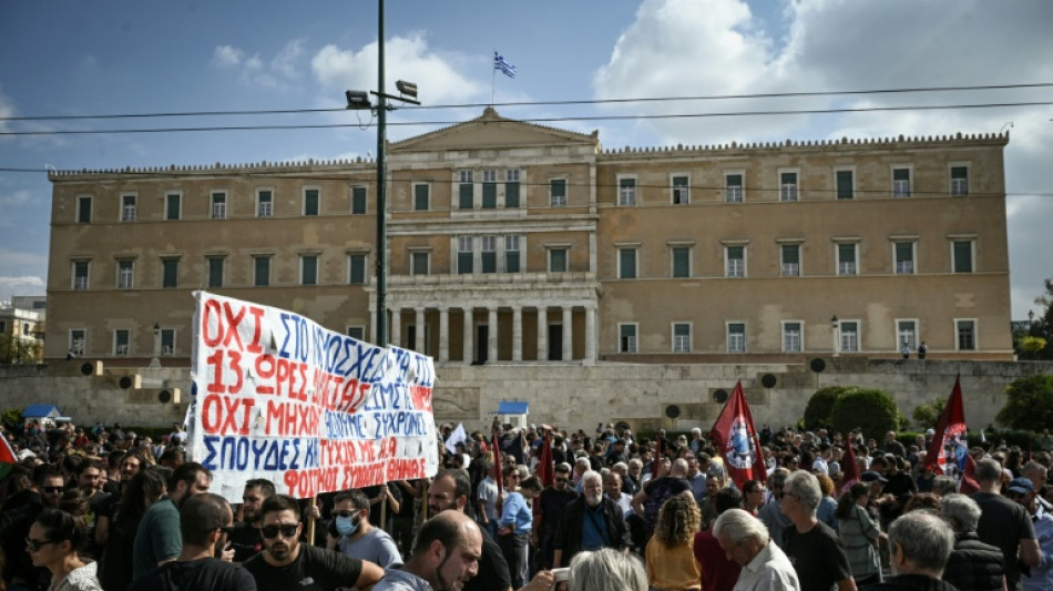 Gr&egrave;ce: les d&eacute;put&eacute;s d&eacute;battent de la possibilit&eacute; d'une journ&eacute;e de travail de 13 heures