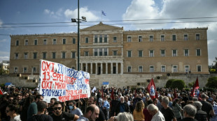 Gr&egrave;ce: les d&eacute;put&eacute;s d&eacute;battent de la possibilit&eacute; d'une journ&eacute;e de travail de 13 heures