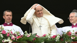 El papa pide la paz y se da un baño de multitudes en las celebraciones de Pascua