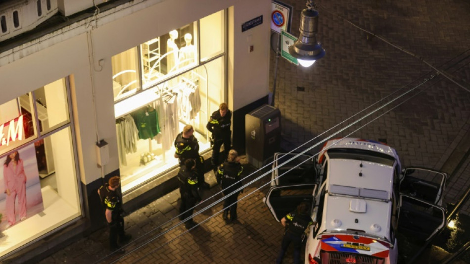 Gunman takes people hostage at Amsterdam Apple store 