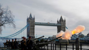 Salvas de ca&ntilde;&oacute;n en honor de Isabel II, reina desde hace 70 a&ntilde;os