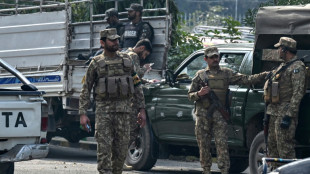 Paquist&atilde;o celebra elei&ccedil;&otilde;es com candidato apoiado pelos militares como favorito