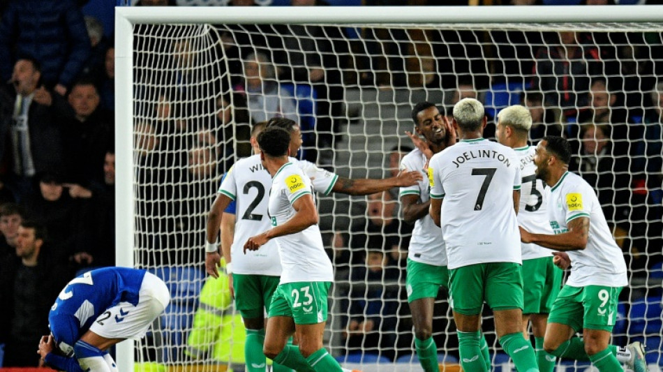 Newcastle afunda Everton (4-1) e se consolida em 3&ordm; na Premier League, Manchester United empata com Tottenham