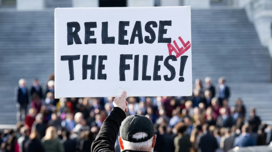 Governo Trump come&ccedil;a a publicar documentos do caso Epstein