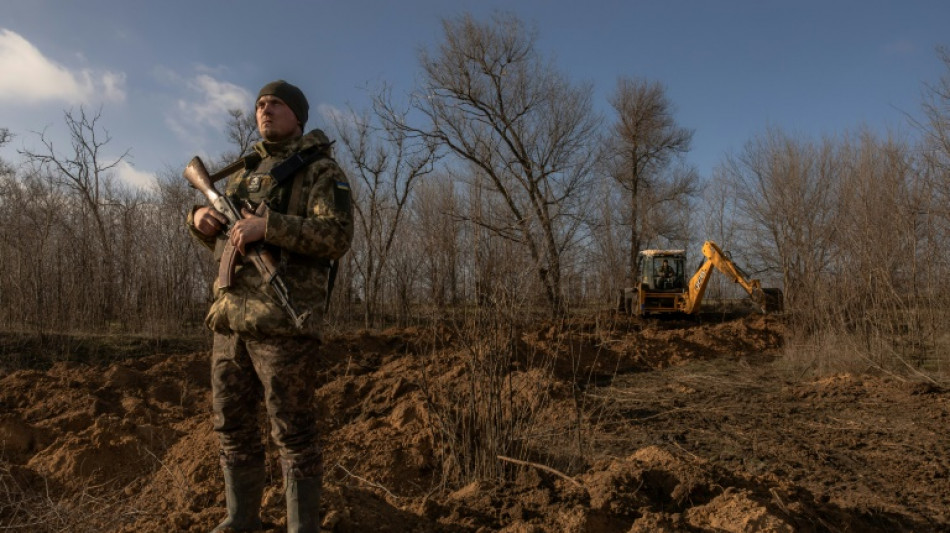 Face aux incessantes attaques russes, l'Ukraine creuse ses d&eacute;fenses