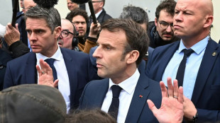 Macron adverte para avan&ccedil;o da extrema direita de Marine Le Pen