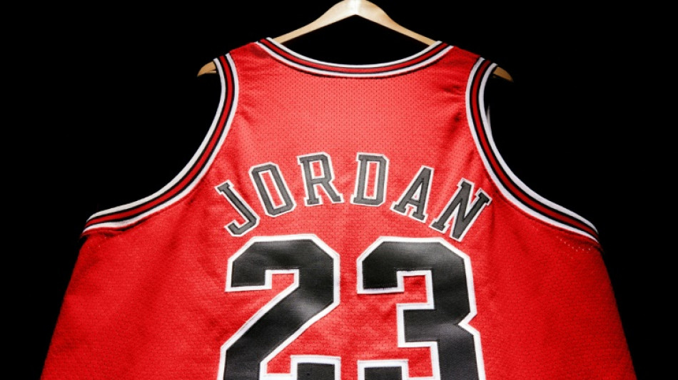 Un maillot du basketteur Michael Jordan vendu aux enchères pour 10,1 millions de dollars, un record