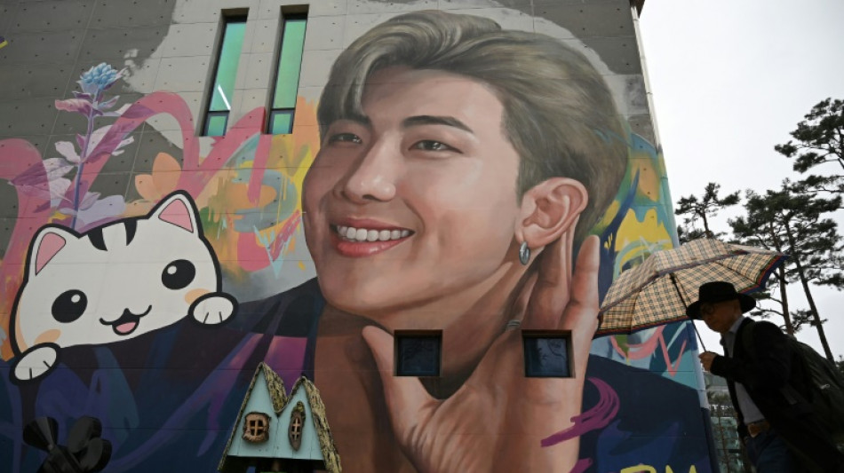 RM et V, m&eacute;gastars du groupe de K-pop BTS, d&eacute;butent leur service militaire