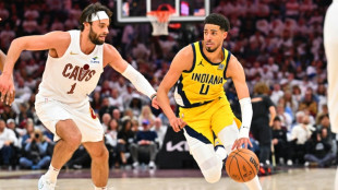 Play-offs NBA: Haliburton punit Cleveland, les Warriors gagnent mais Curry sort bless&eacute;