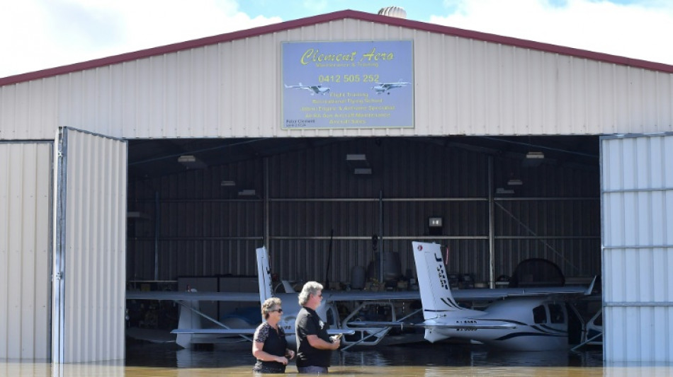 Australianos huyen de las inundaciones que dejan 12 muertos