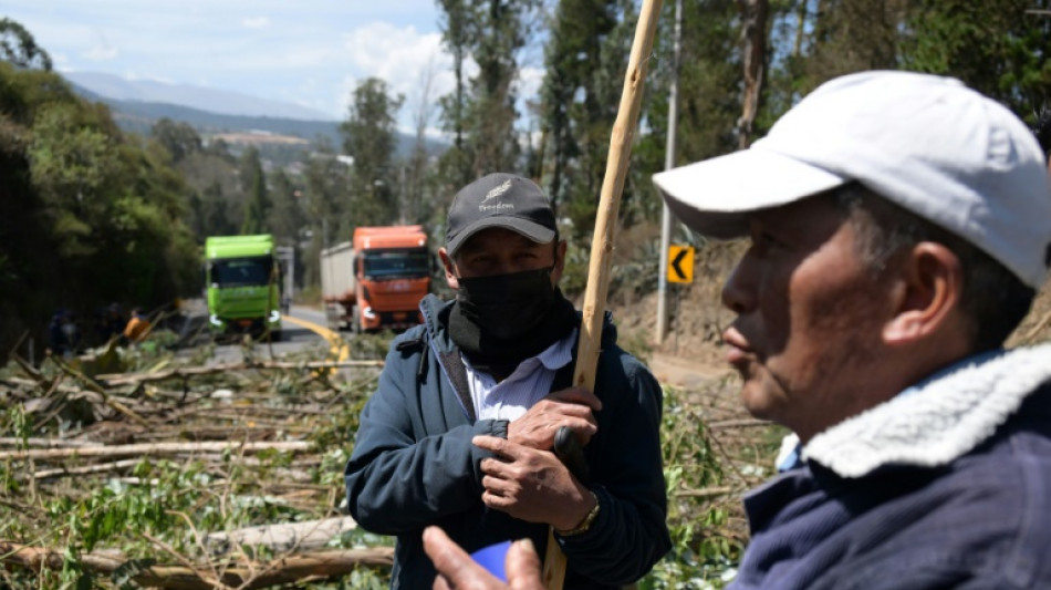 Ind&iacute;genas de Ecuador cierran v&iacute;as en protesta por el alza del di&eacute;sel