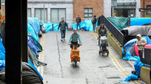 Migrantes que temen ser expulsados de Reino Unido a Ruanda acampan en Irlanda