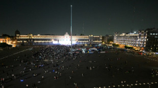 Mexicanos celebram sua primeira presidente na Praça do Zócalo
