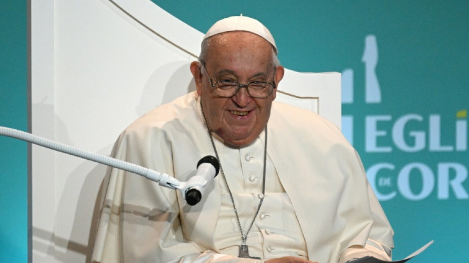 Multid&atilde;o recebe o papa em visita hist&oacute;rica &agrave; ilha francesa de C&oacute;rsega