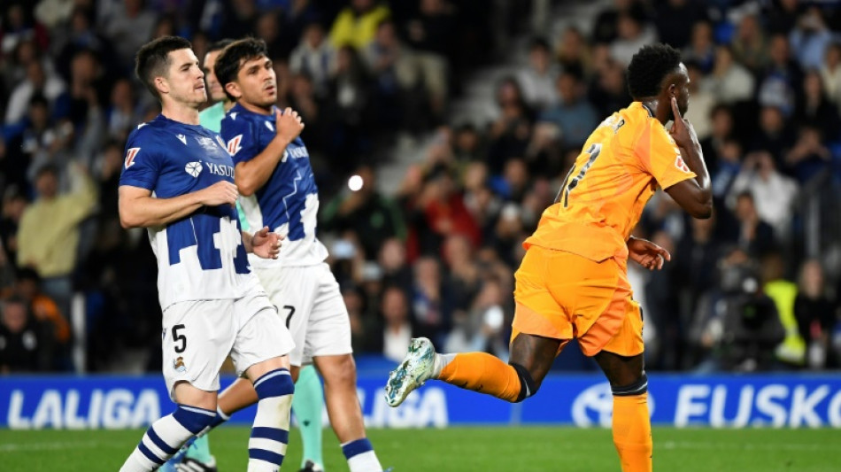 Vini e Mbapp&eacute; marcam de p&ecirc;nalti, e Real Madrid vence Real Sociedad no Espanhol