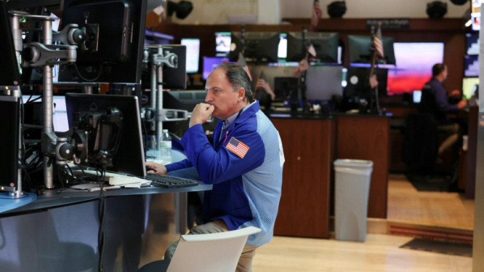 Wall Street cl&ocirc;ture sans enthousiasme, la politique mon&eacute;taire am&eacute;ricaine en ligne de mire