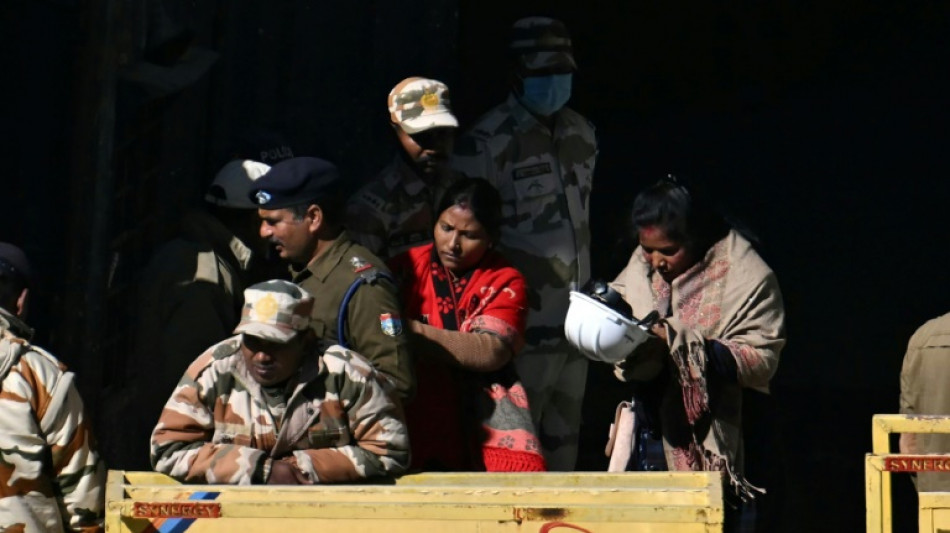 "Juste l'attente": en Inde, les familles prient pour les 41 ouvriers pi&eacute;g&eacute;s dans un tunnel