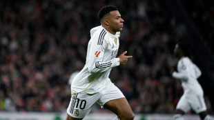 Real Madrid vence Athletic Bilbao e mantém perseguição ao Barcelona