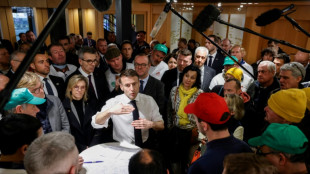 Macron d&eacute;ambule sous les hu&eacute;es au Salon de l'agriculture, prot&eacute;g&eacute; par les CRS