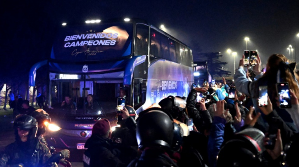 Aficionados reciben en Buenos Aires a Argentina, flamante bicampe&oacute;n de Am&eacute;rica
