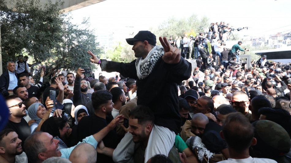 Media, bus con prigionieri palestinesi arrivati a Ramallah