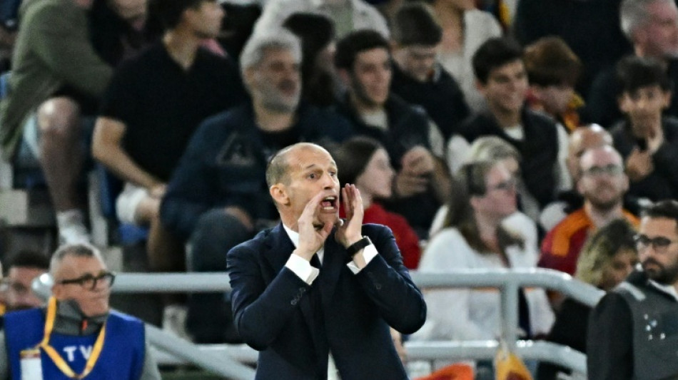 Juventus trope&ccedil;a, mas se garante na Champions com derrota da Roma