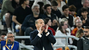 Juventus trope&ccedil;a, mas se garante na Champions com derrota da Roma