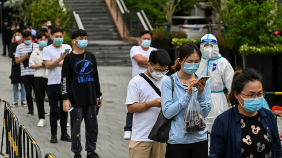 Hartos de la pol&iacute;tica "cero covid", muchos chinos planean emigrar