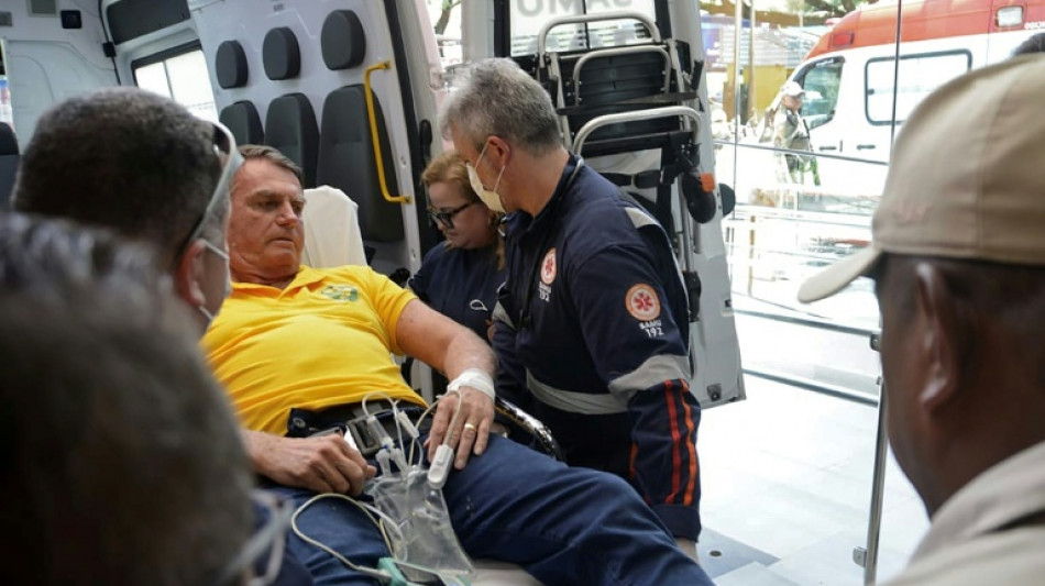 Bolsonaro diz estar 'se recuperando' ap&oacute;s ser hospitalizado com dores abdominais