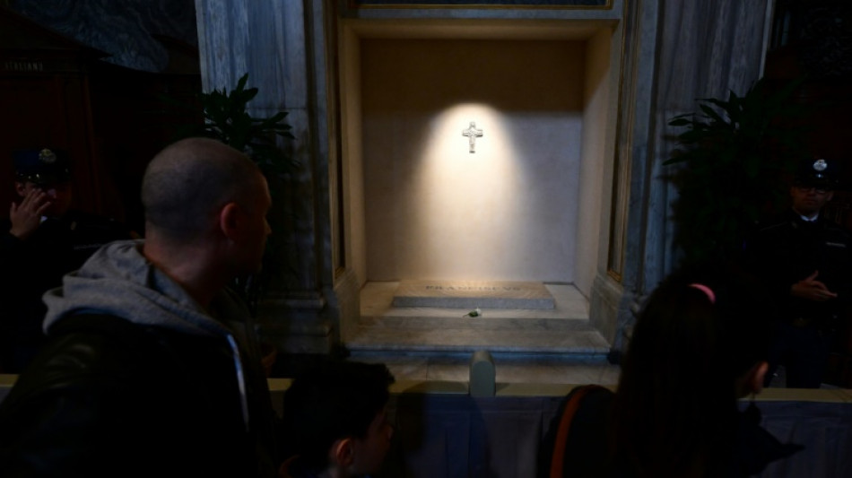 Milhares de pessoas visitam o túmulo do papa Francisco à espera do conclave