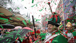 Jecken und Narren trotzen Regen: Zehntausende feiern Beginn des Straßenkarnevals