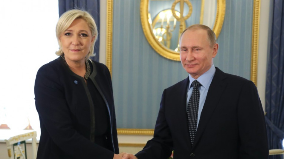 Rechtspopulistin Le Pen vernichtet Wahlkampfbroschüren mit Putin-Foto